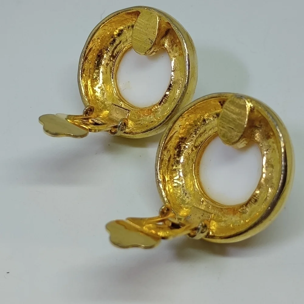 * vintage Kenneth Lane high dome white gold tone clip on earrings - Picture 6 of 8